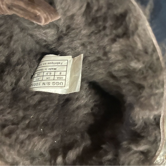 Dark brown UGG size 8 - Picture 2 of 5